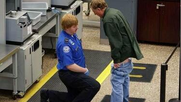 Събличат, пипат и бъркат: Охраната на летищата