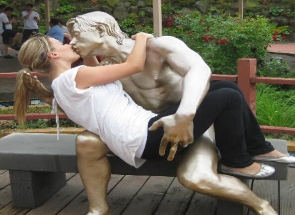 Жени се възползват от романтична статуя