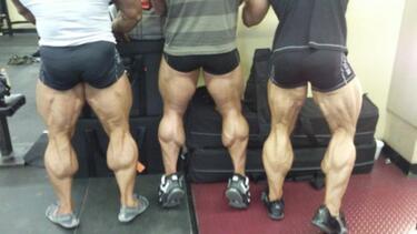 Брутални хора с брутално мускулести крака