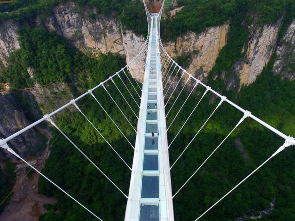 Построиха най-високият стъклен мост в Китай