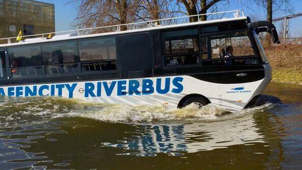 Първият автобус-амфибия в Германия: Hafencity Riverbus