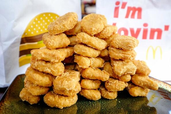 Вижте как се произвеждат Чикън МакНъгетс на McDonald's и какво има в тях