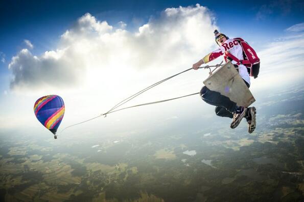 Новият екстремен спорт: люлка, вързана за балон с горещ въздух