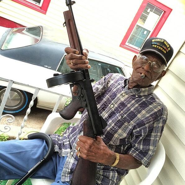 Запознайте се с най-възрастния ветеран от ВСВ, който пуши пури и пие уиски