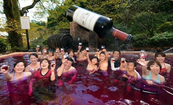 Спа курорт в Япония предлага басейни, пълни с вино