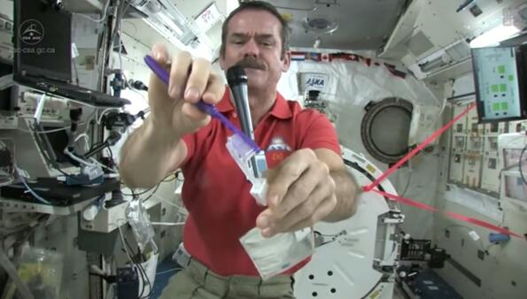 Видео на деня: Как си чистят зъбите в космоса?