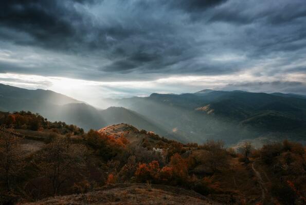 <p>Николай Алексиев е роден в България и обожава да пътува. Той описва гледките, които е заснел като спиращи дъха. Определено са такива!</p>