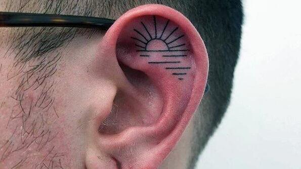 Невероятни минималистични татуировки за уши, покориха Instagram!