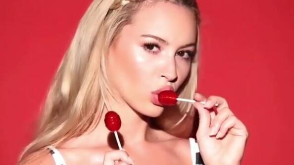 Гореща мацка дъвче дъвка и ближе близалка в ново еротично видео