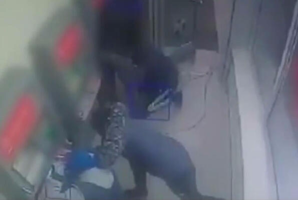 Ослепително видео: Крадци отмъкват 40 милиона рубли от банкомат! 
