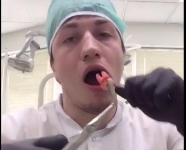 Видео на деня: Стоматолог сам си извади мъдреца и снима всичко на видео!