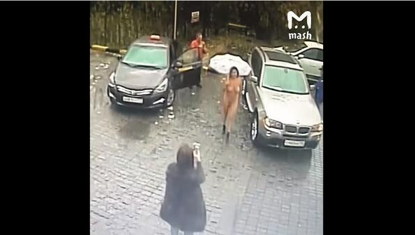 Момиче се разходи само по чадър на автомивка в Москва