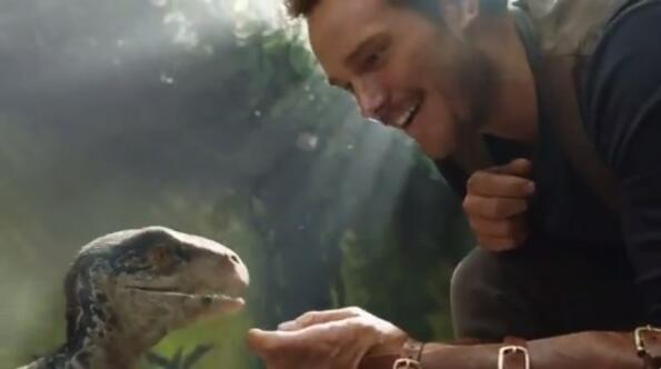 Крис Прат с малко динозавърче в ексклузивни кадри от новия "Jurassic world: Fallen Kingdom"