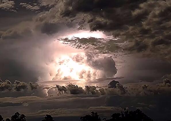 Епично видео на буря, след което ще повярваш в Апокалипсиса!