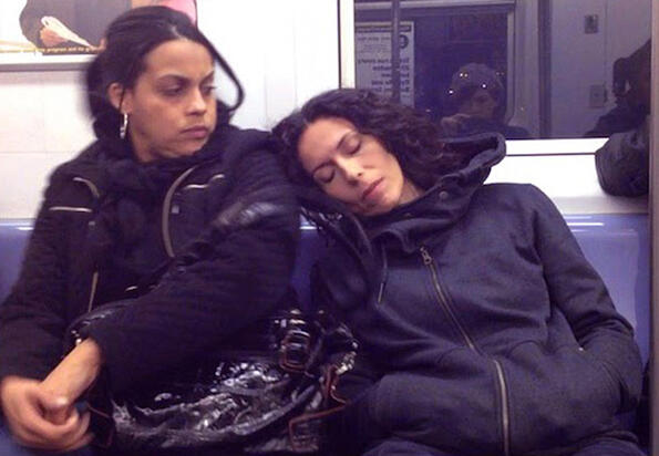 Неповторимата реакция на хората, когато върху тях заспят в метрото!