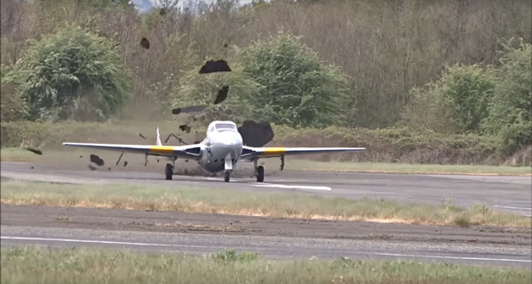 Разрушително видео: реактивен самолет излита и разрушава пистата