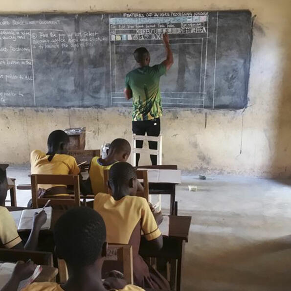 Учителят от Гана, който чертае MS Word на черна дъска се превърна в хит в Интернет