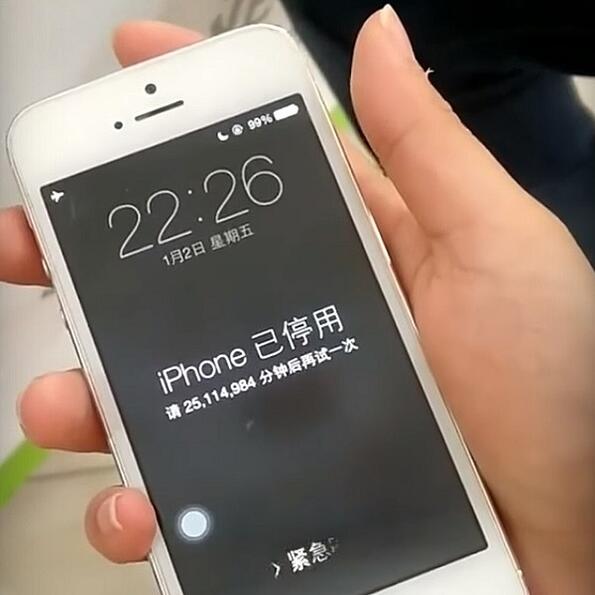 Хлапак блокира телефона (iPhone) на майка си за 48 години!