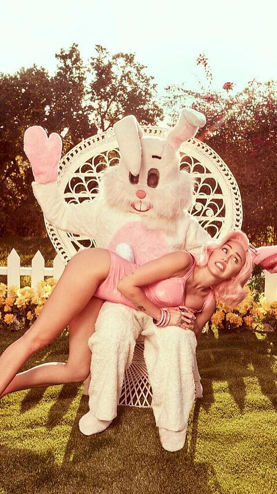 Майли Сайръс и странна провокационна фотосесия по случай Великден!