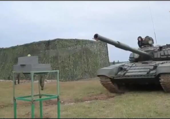 Руски танк разрязва ябълка?