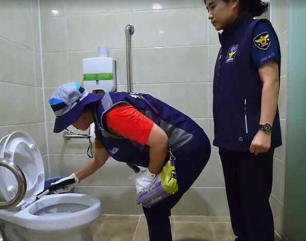 В Сеул са принудени всеки ден да проверят обществените тоалетни за скрити камери!