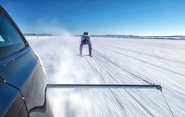 Защо да не завържем скиор за Jaguar и да вдигнем 188 км/ч?!