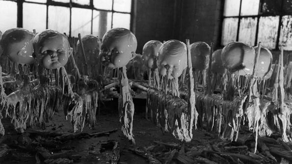 10 крипърски снимки от завод за кукли през 1930 година