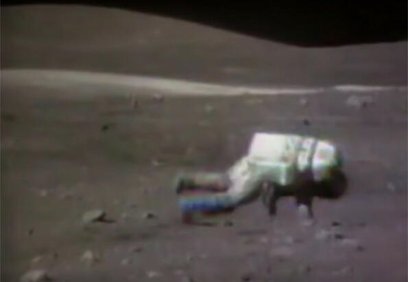 Видео на деня: астронавти падат на Луната