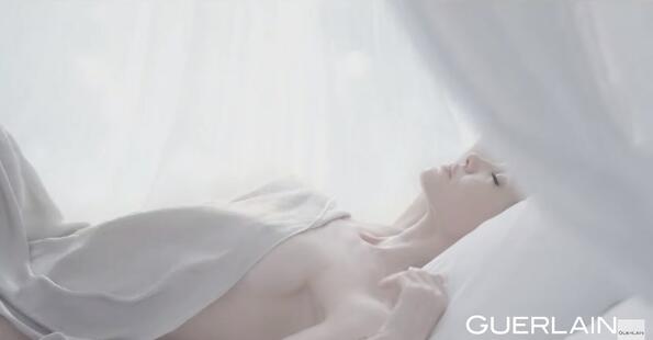 Анджелина Джоли позира гола в реклама на парфюм