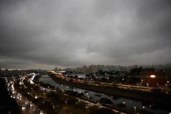 Потребители споделят потресаващи снимки от черното небе над Сао Пауло