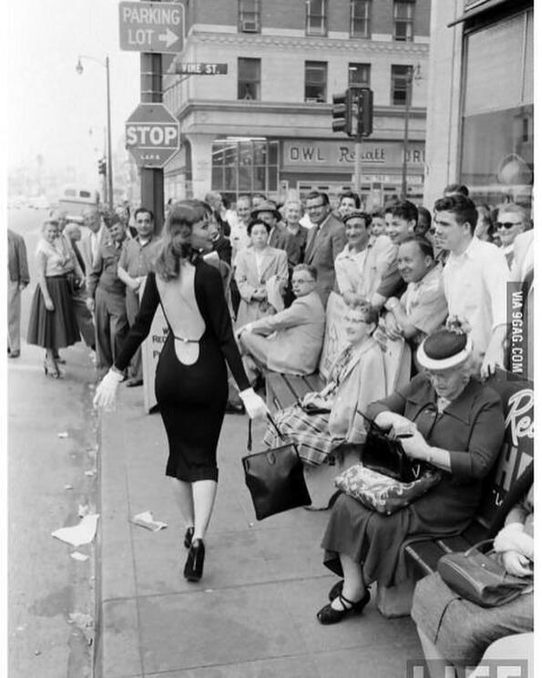 Жена с рокля с гол гръб през 1957 г.