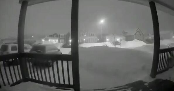 Виж как Канада потъва в сняг само за един ден в кратко видео