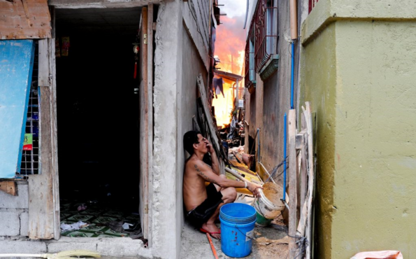 Бедните квартали във Филипините, които никога не спират да горят