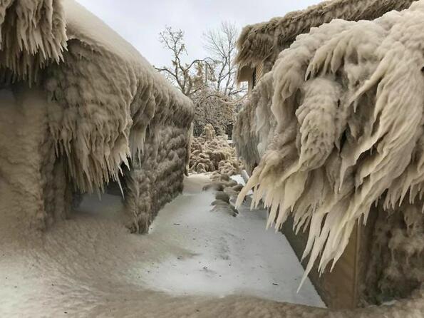 <p>Хората, които живеят на Източното крайбрежие над езерото Ери в Ню Йорк преминават през истинско бедствие. През <span style="background-image: url(../img/wline.gif); background-color: #ffffff;">уикенда</span> къщите им бяха опустошени от ветрове и 4-метрови вълни от езерото, които сковаха структурите в лед с дебелина от 3 до 7 сантиметра.</p>