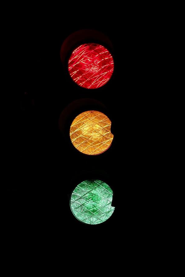 Защо светофарът свети в червено, жълто и зелено?