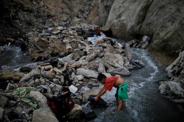 Ужасяващи снимки от най-голямото депо за отпадъци в Гватемала