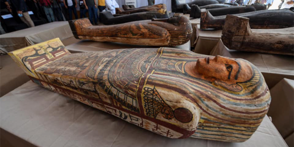 Ето как археолози отвориха египетски саркофаг пред публика
