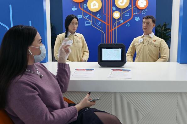 В център за обслужване в Русия се появиха служители роботи