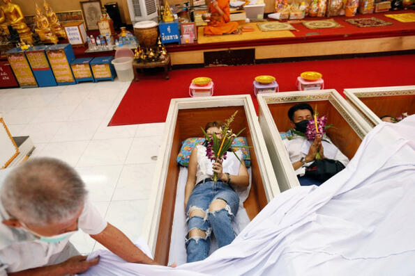 Тайландци инсценират собствените си погребения, за да решат проблемите си