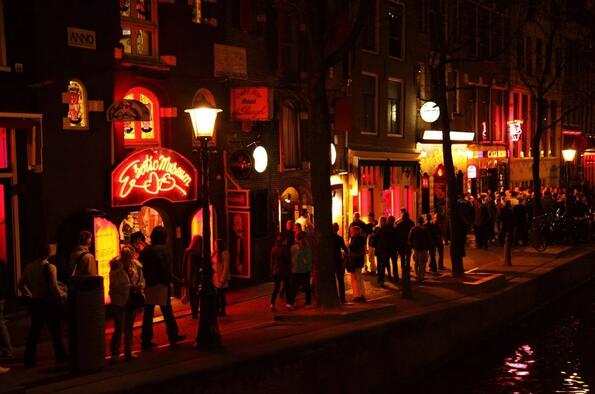 Защо затварят квартала на Червените фенери в Амстердам?