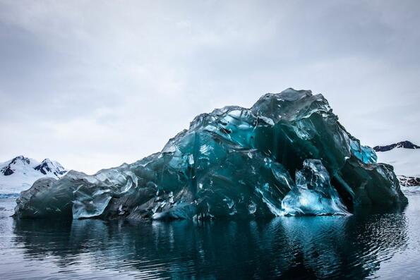Невероятен феномен: Обърнат айсберг