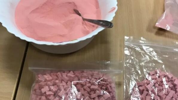 Идиоти на седмицата: Полицаи нахлуха в обект, за да изземат... желирани бонбони