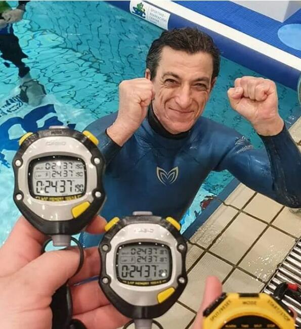 Гмуркач задържа дъха си под вода за 24 минути и постави нов рекорд