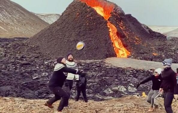 Виж как се играе волейбол пред избухващ вулкан