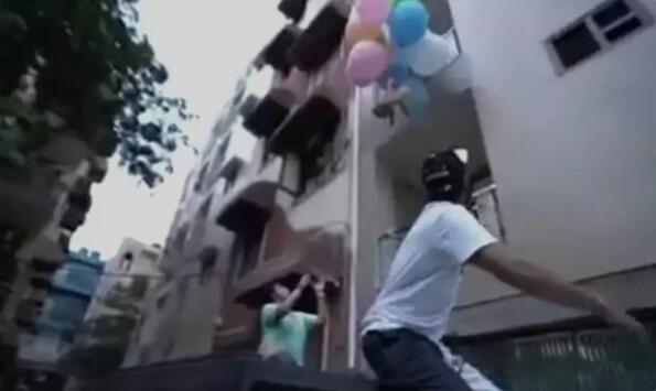 Идиот на века: Влогър закачи кучето си на балони с хелий и го пусна във въздуха