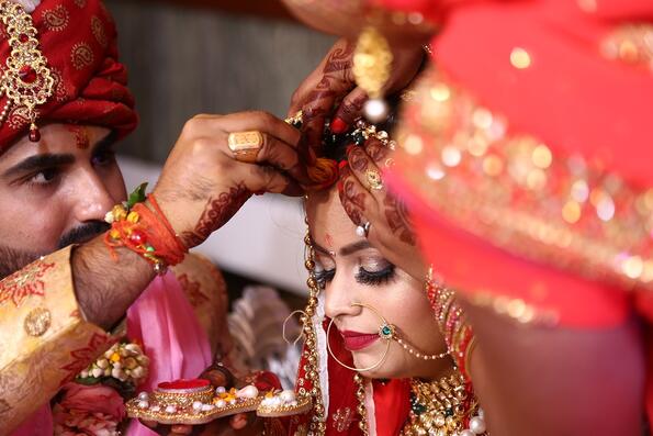 Булка в Индия почина и младоженецът се ожени за сестра ѝ