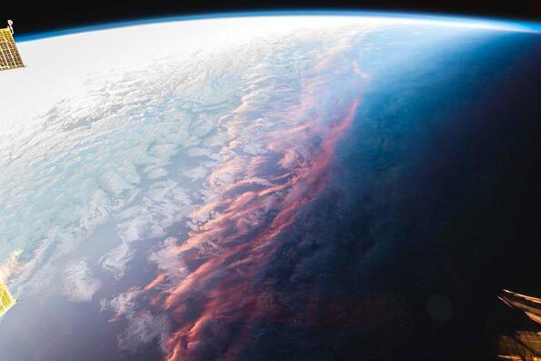 Ето как изглежда слънчевият залез, погледнат от космоса
