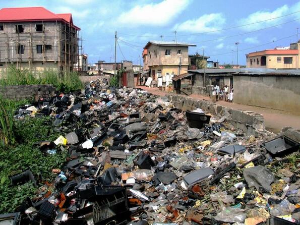 Мрачни снимки от село Лагос, където се изсипва боклук от цял свят