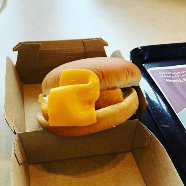 <p>Често се случва да изпитаме разочарование от външния вид н сандвича, който сме си поръчали от McDonald's. Но тези тук не просто не приличат на сандвичите от снимките, те дори не приличат на храна!</p>
