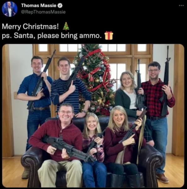 Идиот на седмицата: Конгресмен позира със семейството си с пушки пред коледната елха